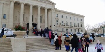 മാനിറ്റോബയിൽ ഓപ്പൺ ഹൗസ് പരിപാടിക്ക് വൻ ജനത്തിരക്ക്; പ്രീമിയറെ കാണാൻ നീണ്ട ക്യൂ!