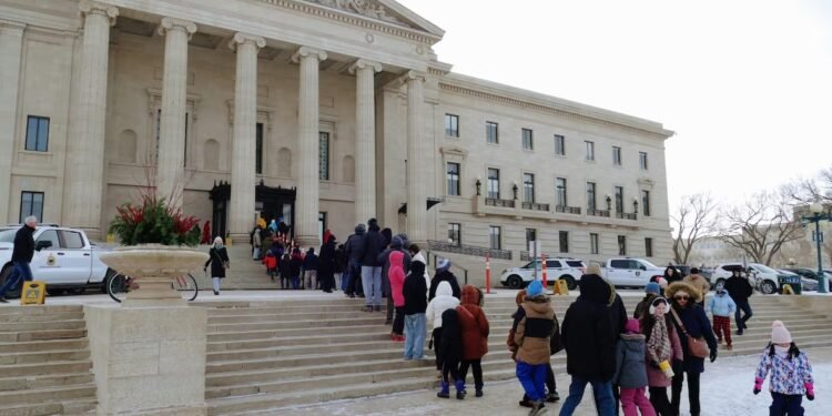 മാനിറ്റോബയിൽ ഓപ്പൺ ഹൗസ് പരിപാടിക്ക് വൻ ജനത്തിരക്ക്; പ്രീമിയറെ കാണാൻ നീണ്ട ക്യൂ!