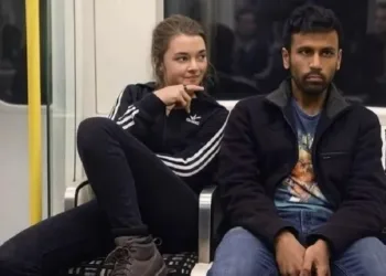 നടി മെയ്സി വില്യംസ് അടുത്തിരുന്നിട്ടും ശ്രദ്ധിക്കാതെ പോയ ഇന്ത്യൻ യുവാവ്; സോഷ്യൽ മീഡിയയിൽ പ്രചരിച്ച കഥയിലെ സത്യാവസ്ഥ ഇതാണ് 1 Indian Man Sitting Next To Game Of Thrones Actor Maisie Williams Read more at: https://www.oneindia.com/entertainment/really-was-this-indian-man-sitting-next-to-game-of-thrones-actor-maisie-williams-on-german-metro-f-7937069.html