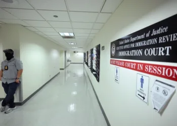 അഭയം അന്യമാകുന്ന അമേരിക്ക: കുടിയേറ്റക്കാരെ ആഫ്രിക്കൻ രാജ്യങ്ങളിലേക്ക് അയക്കാൻ കരാർ; ലക്ഷ്യമിടുന്നത് റെക്കോർഡ് നാടുകടത്തൽ 3 Federal agents patrol the halls of immigration