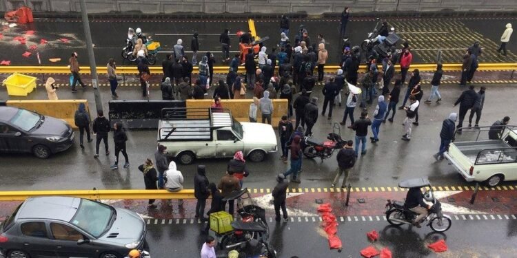 വാഗ്ദാനം നൽകി വഞ്ചിച്ചു; അമേരിക്കൻ പിന്മാറ്റം വൻ തിരിച്ചടിയായി, ഇറാൻ പ്രക്ഷോഭകർ കണ്ണീരോടെ തെരുവിലേക്ക്