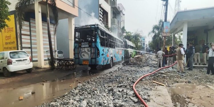 മധ്യപ്രദേശിൽ സാമുദായിക സംഘർഷം: ബസിന് തീവച്ചു, വീടുകൾക്കും കടകൾക്കും നേരെ കല്ലേറ്; നിരവധി പേർ പിടിയിൽ