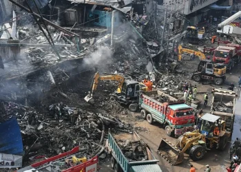 കറാച്ചി ഷോപ്പിംഗ് പ്ലാസയിലെ തീപിടുത്തം: മരണംസംഖ്യ 15 ആയി, നിരവധി പേരെ കാണാനില്ല