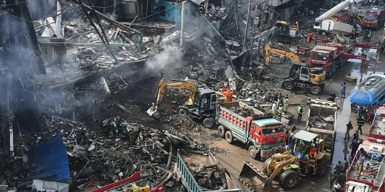 കറാച്ചി ഷോപ്പിംഗ് പ്ലാസയിലെ തീപിടുത്തം: മരണംസംഖ്യ 15 ആയി, നിരവധി പേരെ കാണാനില്ല