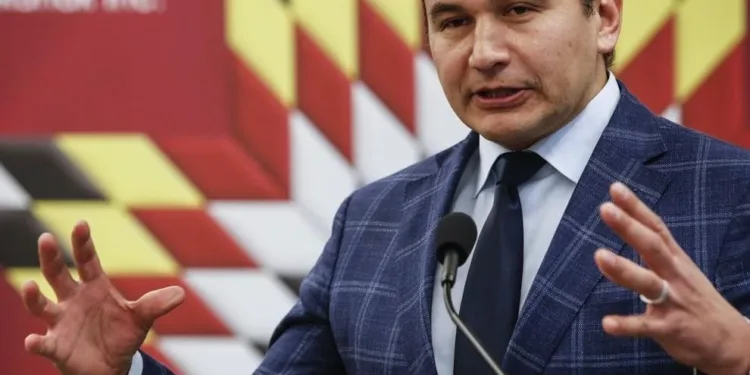 മാനിറ്റോബയിൽ സാമ്പത്തിക പ്രതിസന്ധി രൂക്ഷം; ധനക്കമ്മി 167 കോടി ഡോളറായി വർദ്ധിച്ചു 1 Manitoba Premier Wab Kinew speaks at an event in Winnipeg