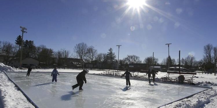 മഞ്ഞുപുതച്ച് നയാഗ്ര; അതിശൈത്യത്തിലും സഞ്ചാരികളുടെ തിരക്ക് ഏറുന്നു 1 winter-activities-niagara
