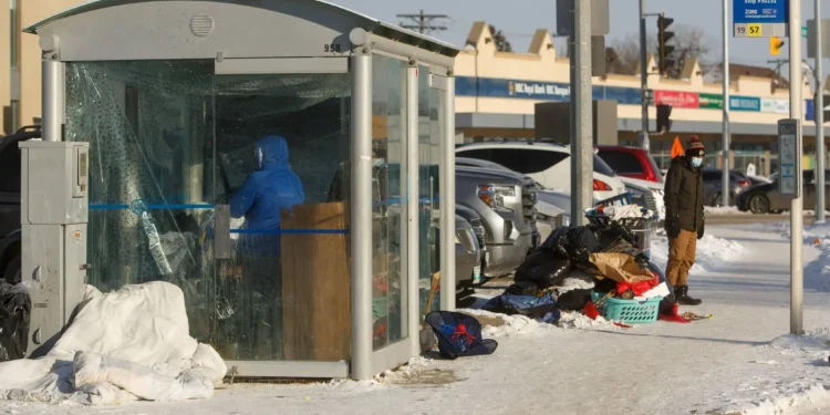 അതിശൈത്യം തുടരുന്നു: വിന്നിപെഗിൽ ബസ് ഷെൽട്ടറുകളെയും താൽക്കാലിക സംവിധാനങ്ങളെയും ആശ്രയിച്ച് ജനങ്ങൾ 1 അതിശൈത്യം തുടരുന്നു: വിന്നിപെഗിൽ ബസ് ഷെൽട്ടറുകളെയും താൽക്കാലിക സംവിധാനങ്ങളെയും ആശ്രയിച്ച് ജനങ്ങൾ
