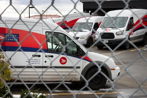 തപാൽ പെട്ടികൾ ഗാരേജിൽ ഒളിപ്പിച്ച കേസ്: പിരിച്ചുവിടൽ നടപടി റദ്ദാക്കി, പോസ്റ്റ്മാൻ വീണ്ടും ജോലിയിലേക്ക് 1 തപാൽ പെട്ടികൾ ഗാരേജിൽ ഒളിപ്പിച്ച കേസ്: പിരിച്ചുവിടൽ നടപടി റദ്ദാക്കി, പോസ്റ്റ്മാൻ വീണ്ടും ജോലിയിലേക്ക്