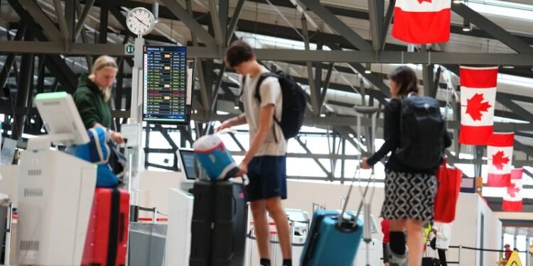 ഒട്ടാവ വിമാനത്താവളത്തിൽ സുരക്ഷാ വീഴ്ച: കസ്റ്റംസ് പരിശോധന വെട്ടിച്ച് യാത്രക്കാർ പുറത്തുകടന്നു, അന്വേഷണം ആരംഭിച്ച് എയർ കാനഡ