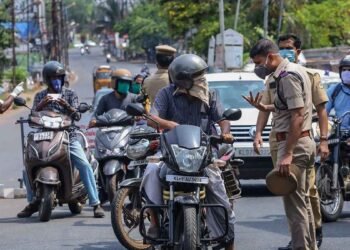 'ഹെൽമെറ്റ് ഓൺ-സേഫ് റൈഡ് ' വിജയകരം; ഒരാഴ്ചക്കിടെ കുടുങ്ങിയത് 50,000-ത്തോളം പേർ; പിഴ ഇനത്തിൽ കോടികൾ! 10 police