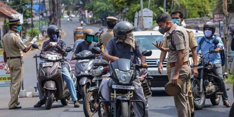 'ഹെൽമെറ്റ് ഓൺ-സേഫ് റൈഡ് ' വിജയകരം; ഒരാഴ്ചക്കിടെ കുടുങ്ങിയത് 50,000-ത്തോളം പേർ; പിഴ ഇനത്തിൽ കോടികൾ! 1 police