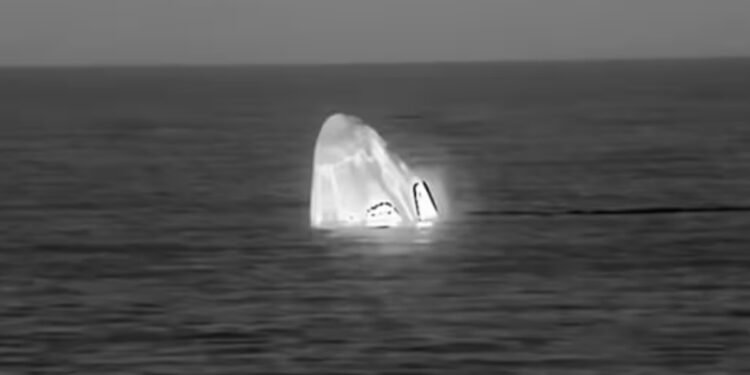 നാസയുടെ ക്രൂ-11 ദൗത്യസംഘം ഭൂമിയിൽ തിരിച്ചെത്തി; അടിയന്തര മടക്കം വിജയകരം 1 Crew 11