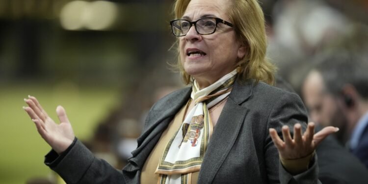 വിദേശ വിദ്യാർത്ഥികളുടെ എണ്ണം കുറയുന്നു; സാമ്പത്തിക സഹായത്തിന് പ്രവിശ്യകളെ സമീപിക്കാൻ സർവകലാശാലകളോട് ഇമിഗ്രേഷൻ മന്ത്രി 1 വിദേശ വിദ്യാർത്ഥികളുടെ എണ്ണം കുറയുന്നു; സാമ്പത്തിക സഹായത്തിന് പ്രവിശ്യകളെ സമീപിക്കാൻ സർവകലാശാലകളോട് ഇമിഗ്രേഷൻ മന്ത്രി