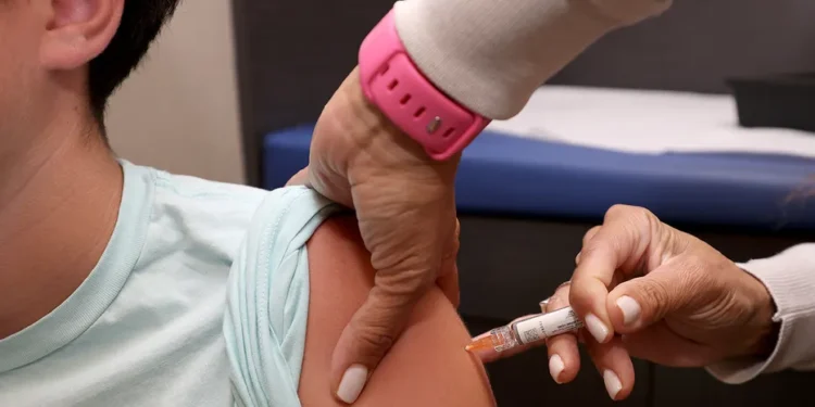 കുട്ടികൾക്കുള്ള വാക്സിൻ പട്ടിക വെട്ടിച്ചുരുക്കി അമേരിക്ക; വിവാദ തീരുമാനത്തിനെതിരെ ആശങ്കയുമായി ആരോഗ്യ വിദഗ്ധർ 1 vaccine