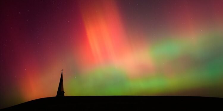രണ്ട് പതിറ്റാണ്ടിനിടയിലെ ഏറ്റവും ശക്തമായ സൗരവികിരണ കൊടുങ്കാറ്റ് ഭൂമിയിലേക്ക്; ജാഗ്രതാ നിർദ്ദേശം