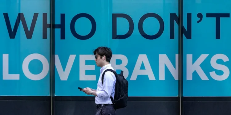 വൻകിട ബാങ്കുകൾക്ക് തിരിച്ചടി; കാനഡയിൽ ബാങ്ക് അക്കൗണ്ട് മാറ്റുന്നവരുടെ എണ്ണത്തിൽ റെക്കോർഡ് വർധന 1 canadians-switching-banks-faster