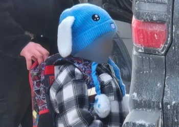 സ്കൂൾ ബാഗിൽ മുറുകെപ്പിടിച്ച് ഉദ്യോഗസ്ഥൻ; അഞ്ചു വയസ്സുകാരനെ കസ്റ്റഡിയിലെടുത്ത് യുഎസ് എമിഗ്രേഷൻ വിഭാഗം; മിനസോട്ടയിൽ വ്യാപക പ്രതിഷേധം