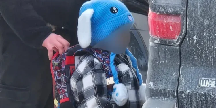 സ്കൂൾ ബാഗിൽ മുറുകെപ്പിടിച്ച് ഉദ്യോഗസ്ഥൻ; അഞ്ചു വയസ്സുകാരനെ കസ്റ്റഡിയിലെടുത്ത് യുഎസ് എമിഗ്രേഷൻ വിഭാഗം; മിനസോട്ടയിൽ വ്യാപക പ്രതിഷേധം