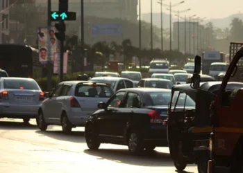 "ഇനി വണ്ടികൾ തമ്മിൽ പറയും ‘അപകടം മുന്നിലുണ്ട്’'; ഇന്ത്യയിൽ വാഹനാപകടങ്ങൾ തടയാൻ വരുന്നത് വമ്പൻ വി2വി വിപ്ലവം! 3 This system will allow vehicles to communicate directly with each other without the need for a network.