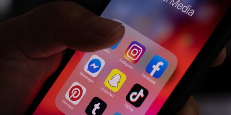 14 വയസ്സിൽ താഴെയുള്ള കുട്ടികളുടെ സോഷ്യൽ മീഡിയ സ്ക്രോളിംഗിന് പൂട്ടിടാൻ കാനഡ; പുതിയ നിയമം ഉടൻ പ്രാബല്യത്തിലെന്ന് റിപ്പോർട്ട് 1 14 വയസ്സിൽ താഴെയുള്ള കുട്ടികളുടെ സോഷ്യൽ മീഡിയ സ്ക്രോളിംഗിന് പൂട്ടിടാൻ കാനഡ; പുതിയ നിയമം ഉടൻ പ്രാബല്യത്തിലെന്ന് റിപ്പോർട്ട്