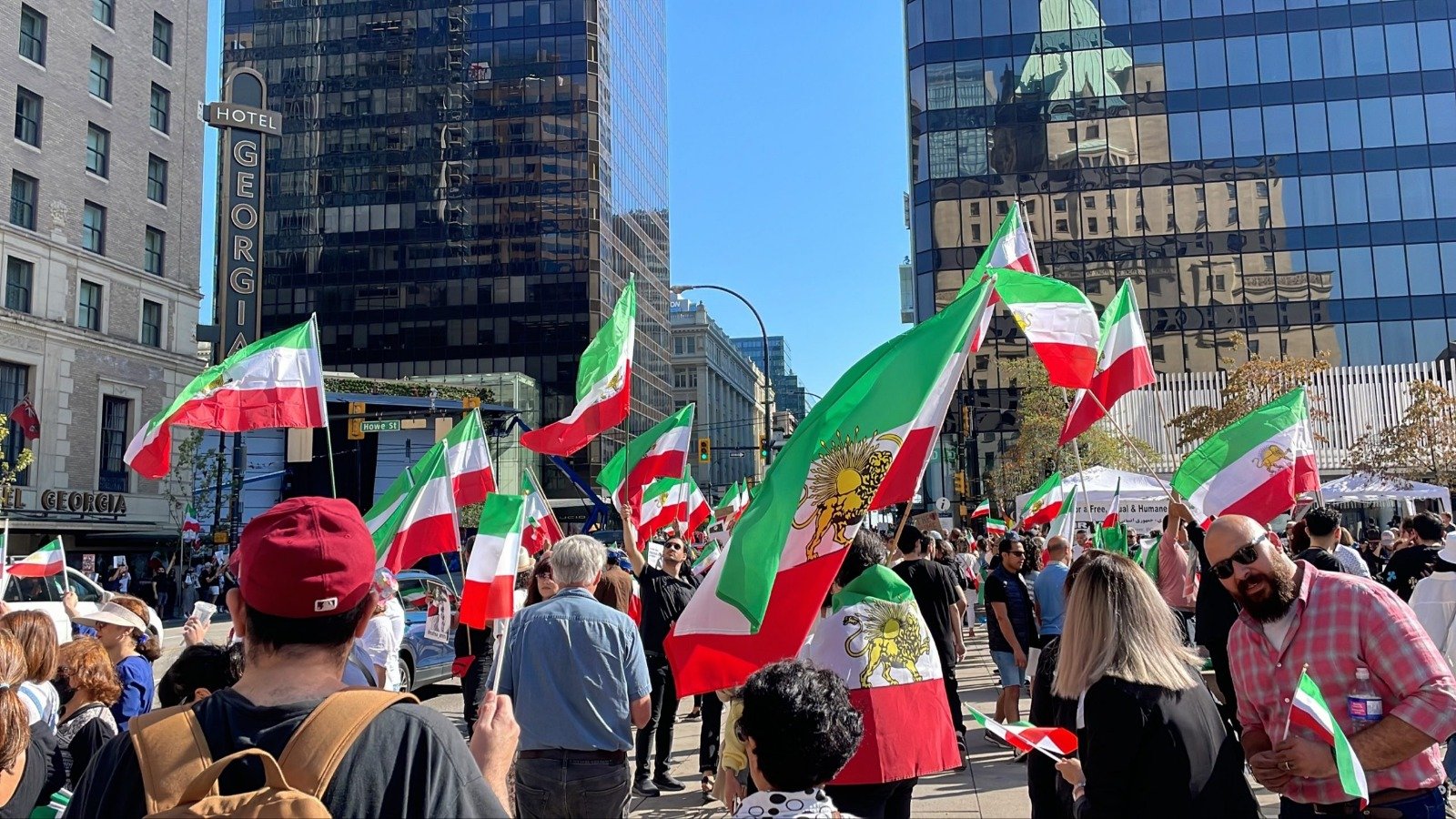 ഇറാനിലെ പ്രക്ഷോഭങ്ങൾക്ക് ഐക്യദാർഢ്യം: വാൻകൂവർ ആർട്ട് ഗാലറിയിൽ ഇറാനിയൻ-കനേഡിയൻ പൗരന്മാരുടെ പ്രതിഷേധ റാലി