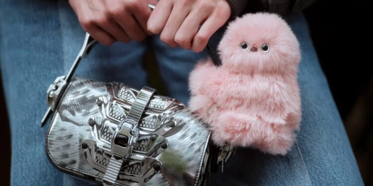 ബാഗിൽ തൂക്കാൻ കുട്ടി റോബോട്ട്; ഇനി ലാബുബുവല്ല, ജപ്പാനിൽ നിന്നുള്ള ‘മിറുമി’യാണ് താരം!