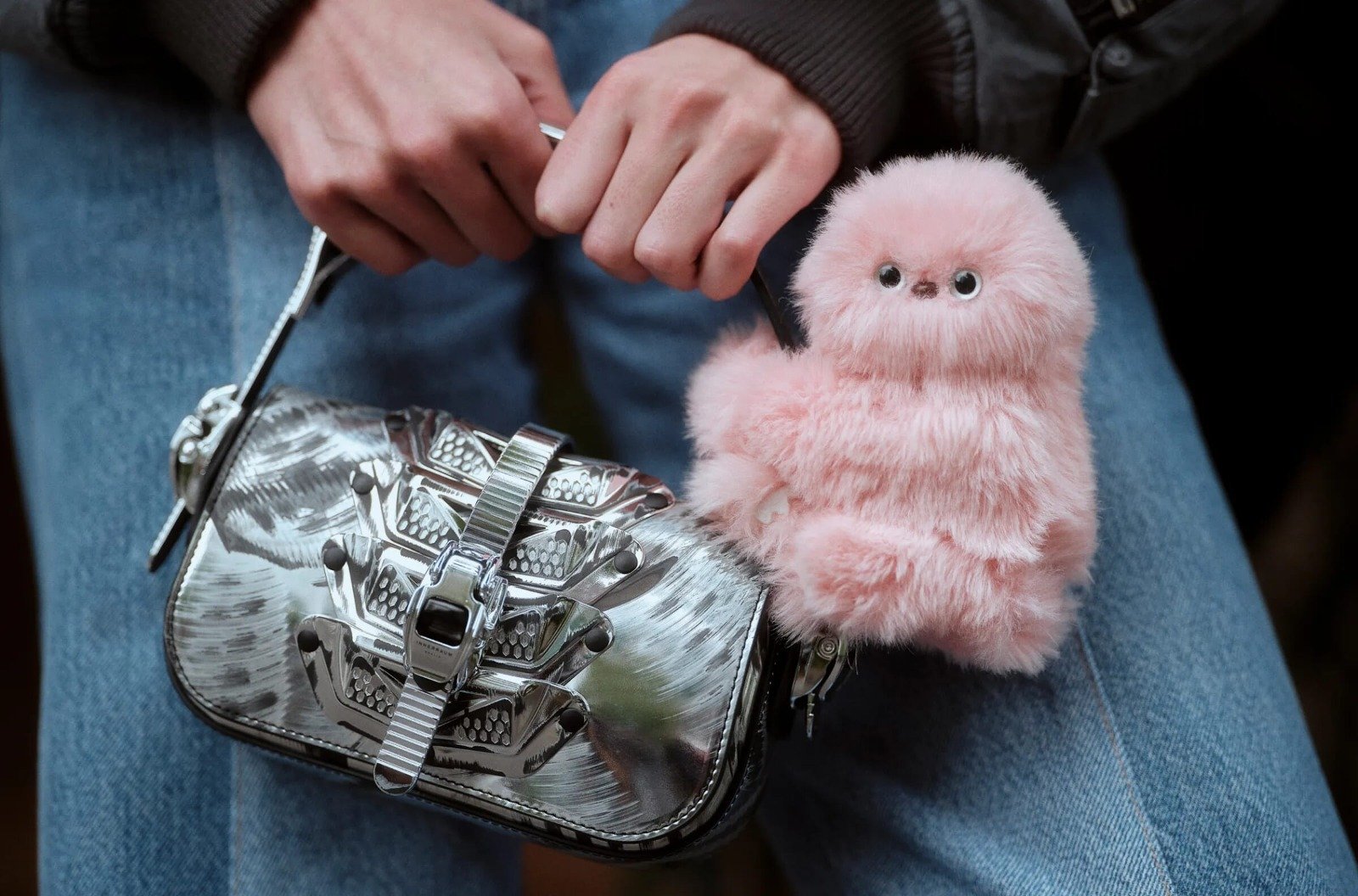 ബാഗിൽ തൂക്കാൻ കുട്ടി റോബോട്ട്; ഇനി ലാബുബുവല്ല, ജപ്പാനിൽ നിന്നുള്ള ‘മിറുമി’യാണ് താരം!