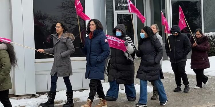 അഞ്ച് ദിവസത്തെ ഓഫീസ് ജോലി നിർബന്ധമാക്കി; ഒന്റാറിയോയിൽ സർക്കാർ ജീവനക്കാരുടെ പ്രതിഷേധം 1 അഞ്ച് ദിവസത്തെ ഓഫീസ് ജോലി നിർബന്ധമാക്കി; ഒന്റാറിയോയിൽ സർക്കാർ ജീവനക്കാരുടെ പ്രതിഷേധം
