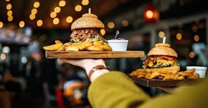 ഭക്ഷണത്തിന് എന്തിന് നികുതി? താൽക്കാലിക നികുതി ഇളവ് സ്ഥിരമാക്കണമെന്ന് റെസ്റ്റോറന്റ്സ് കാനഡ 1 ഭക്ഷണത്തിന് എന്തിന് നികുതി? താൽക്കാലിക നികുതി ഇളവ് സ്ഥിരമാക്കണമെന്ന് റെസ്റ്റോറന്റ്സ് കാനഡ