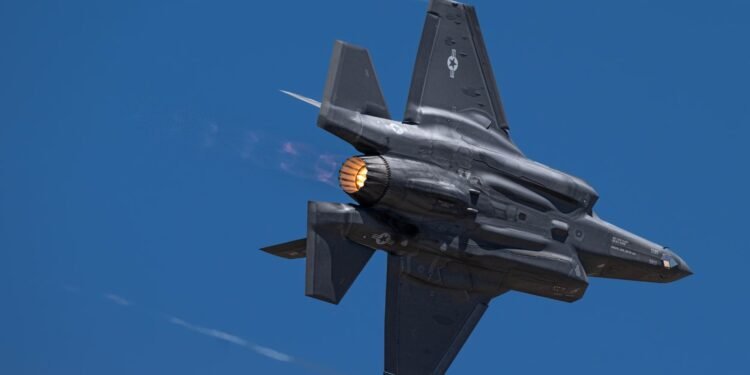 എഫ്-35 യുദ്ധവിമാനങ്ങളുടെ സുരക്ഷയ്ക്ക് 1,200 സൈനികരെ നിയോഗിക്കാൻ കനേഡിയൻ വ്യോമസേന 1 എഫ്-35 യുദ്ധവിമാനങ്ങളുടെ സുരക്ഷയ്ക്ക് 1,200 സൈനികരെ നിയോഗിക്കാൻ കനേഡിയൻ വ്യോമസേന