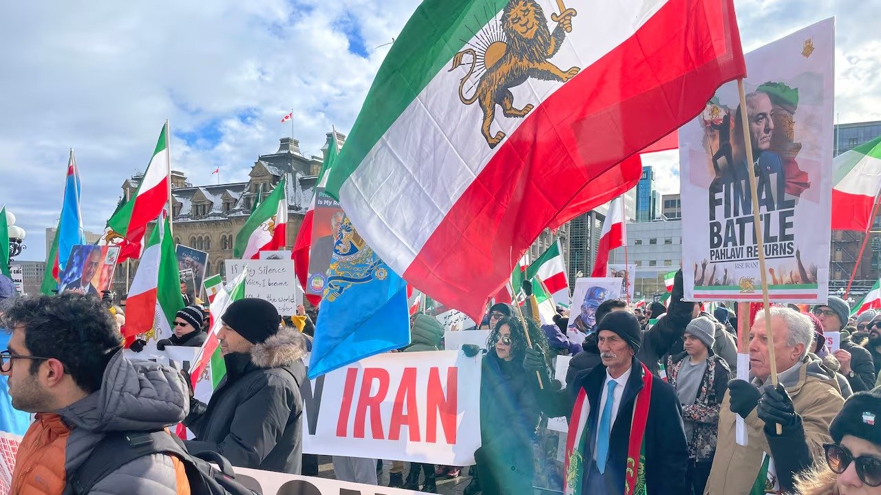 ഇറാൻ ഭരണകൂടത്തെ പുറത്താക്കണം: റെസ പഹലവിയുടെ തിരിച്ചുവരവ് ആവശ്യപ്പെട്ട് കാനഡയിൽ വൻ പ്രതിഷേധം