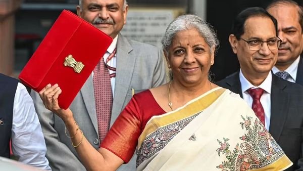 കേന്ദ്ര ബജറ്റ് 2026: ചരിത്രമെഴുതാൻ ധനമന്ത്രി നിർമ്മല സീതാരാമൻ; ആദായനികുതി ഇളവുകളിൽ പ്രതീക്ഷയർപ്പിച്ച് രാജ്യം