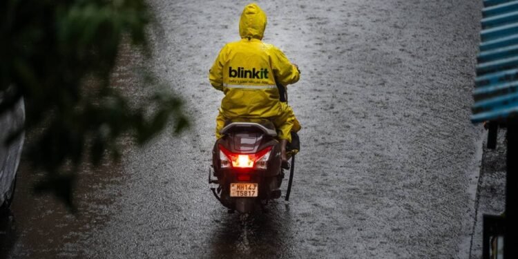 10 മിനിറ്റ് ഡെലിവറി ഇനിയില്ല; തൊഴിലാളികളുടെ സുരക്ഷ മുൻനിർത്തി കേന്ദ്ര ഇടപെടൽ 1 blinkit man