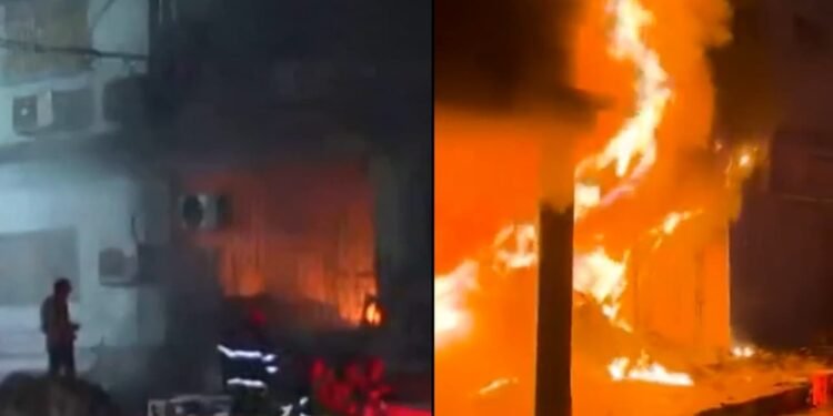 കറാച്ചിയിൽ ഷോപ്പിംഗ് മാളിന് തീപിടിച്ചു; ആറ് മരണം, 65 പേരെ കാണാനില്ല 1 കറാച്ചിയിൽ ഷോപ്പിംഗ് മാളിന് തീപിടിച്ചു; ആറ് മരണം, 65 പേരെ കാണാനില്ല