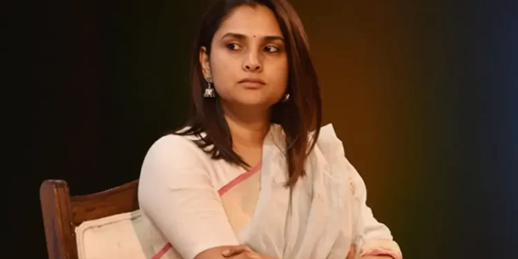 തെരുവ് നായ വിഷയം: സുപ്രീം കോടതിയെ പരിഹസിച്ച് തെന്നിന്ത്യൻ നടി ദിവ്യ സ്പന്ദന; പുരുഷന്മാരുമായുള്ള താരതമ്യം വിവാദത്തിൽ 1 https://www.india.com/entertainment/who-is-divya-spandana-actress-who-has-questioned-the-supreme-courts-stand-on-stray-dogs-8260819/