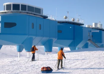 ശാസ്ത്രജ്ഞർക്ക് മാത്രമല്ല, പ്ലംബർമാർക്കും പാചകക്കാർക്കും അന്റാർട്ടിക്കയിലേക്ക് പോകാം; ബ്രിട്ടനും അമേരിക്കയും ആളെ തേടുന്നു