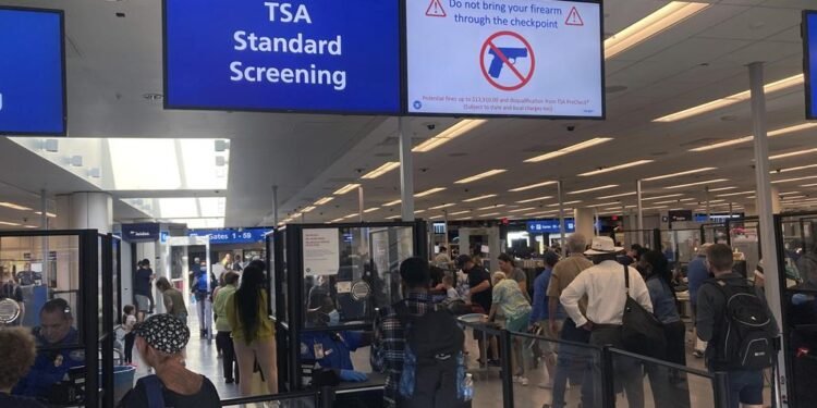 യുഎസ് ഭരണപ്രതിസന്ധി: വിമാനത്താവളങ്ങളിൽ സുരക്ഷാ നിയന്ത്രണം കടുപ്പിച്ചു; ടിഎസ്എ പ്രീ-ചെക്ക്, ഗ്ലോബൽ എൻട്രി സേവനങ്ങൾ നിർത്തിവെച്ചു 1 homeland-security