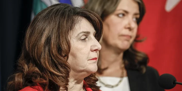 പ്രതിഷേധം ഫലം കണ്ടു; വർക്കിംഗ് ഹോളിഡേ വിസക്കാരുടെ ഹെൽത്ത് കവറേജ് നിയന്ത്രണത്തിൽ നിന്ന് താൽക്കാലികമായി പിൻമാറി ആൽബർട്ട സർക്കാർ