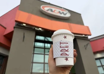 ഈ ആഴ്ച കോഫി 'ഫ്രീ' ആണ്!; കൈയ്യിൽ കാശില്ലെങ്കിലും ഇനി കോഫി കുടിക്കാം; ഒന്റാറിയോയിൽ എ&ഡബ്ല്യു - പ്രെറ്റ് സൗജന്യ കോഫി വിതരണം ആരംഭിച്ചു 1 The A&W and Pret promotion is geared towards “upgrading Ontarians’ morning routines” with “rich, fragrant” Pret organic coffee.