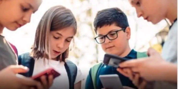 16 വയസ്സിന് താഴെയുള്ളവർക്ക് ഇനി സോഷ്യൽ മീഡിയ വേണ്ട; ഓസ്ട്രേലിയക്കുപിന്നാലെ കുട്ടികളെ സോഷ്യൽ മീഡിയയിൽ നിന്ന് മാറ്റിനിർത്താൻ ഇന്ത്യ! 1 16 വയസ്സിന് താഴെയുള്ളവർക്ക് ഇനി സോഷ്യൽ മീഡിയ വേണ്ട; ഓസ്ട്രേലിയക്കുപിന്നാലെ കുട്ടികളെ സോഷ്യൽ മീഡിയയിൽ നിന്ന് മാറ്റിനിർത്താൻ ഇന്ത്യ!