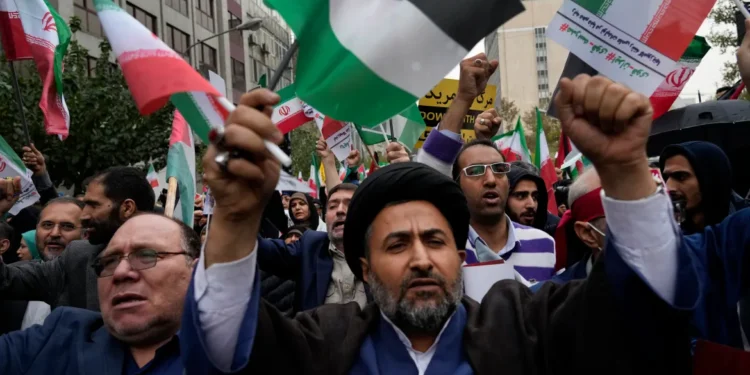 ഇറാൻ ആക്രമണം: കാനഡയിലെ അമേരിക്കൻ എംബസിക്ക് മുന്നിൽ ആവേശക്കടൽ; ജനങ്ങൾ തെരുവിലേക്ക്!