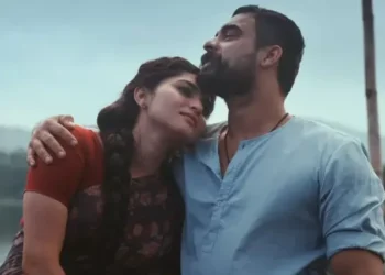 ടൊവിനോയുടെ ലുക്കിൽ ‘കുട്ടപ്പായിയും ചാണ്ടിക്കുഞ്ഞും’; തരംഗമായി പള്ളിച്ചട്ടമ്പിയിലെ ‘കാട്ടുചെമ്പകം’