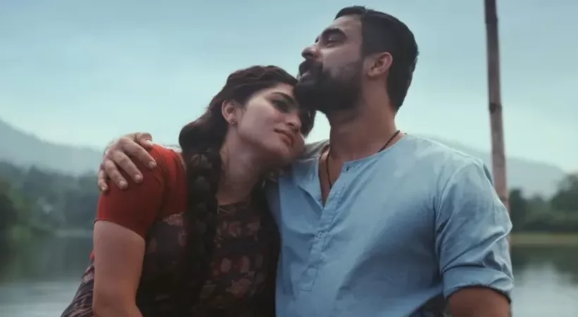 ടൊവിനോയുടെ ലുക്കിൽ ‘കുട്ടപ്പായിയും ചാണ്ടിക്കുഞ്ഞും’; തരംഗമായി പള്ളിച്ചട്ടമ്പിയിലെ ‘കാട്ടുചെമ്പകം’