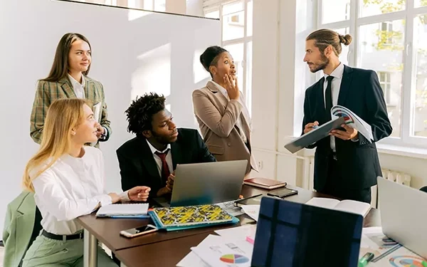 യങ് പ്രഫഷണലുകൾക്കായി കാനഡയുടെ ബമ്പർ ഓഫർ: എളുപ്പത്തിൽ വർക്ക് പെർമിറ്റ് സ്വന്തമാക്കാം 1 Young_professionals meeting