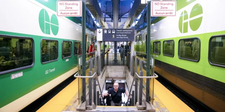 ടൊറന്റോ ട്രെയിൻ അപകടം: സിഗ്നൽ തകരാർ പരിഹരിക്കാൻ വൈകുന്നതിനാൽ യാത്രാതടസം തുടരാൻ സാധ്യതയെന്ന് മെട്രോലിങ്ക്സ്