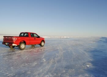 നോർത്ത് വെസ്റ്റ് ടെറിട്ടറീസ് മുതൽ മാനിറ്റോബ വരെ; കാനഡയിലെ ‘ഐസ് റോഡ്’ സാഹസികതയ്ക്ക് ഇറങ്ങുന്നവർക്ക് ഇതാ ഒരു കംപ്ലീറ്റ് ഗൈഡ്; ഈ നിയമങ്ങൾ പാലിച്ചില്ലെങ്കിൽ പണി കിട്ടും