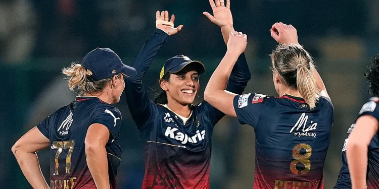 വനിതാ പ്രീമിയർ ലീഗ്: ആർസിബിക്ക് രണ്ടാം കിരീടം, ഫൈനലിൽ ഡൽഹിയെ തകർത്തു 1 rcb