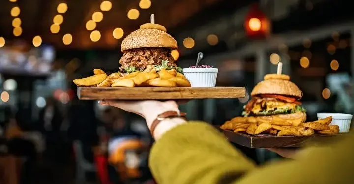 കാനഡയിൽ പകുതിയോളം റെസ്റ്റോറന്റുകളും പ്രതിസന്ധിയിൽ; ഭൂരിഭാഗം സ്ഥാപനങ്ങളും നഷ്ടത്തിലെന്ന് റിപ്പോർട്ട്