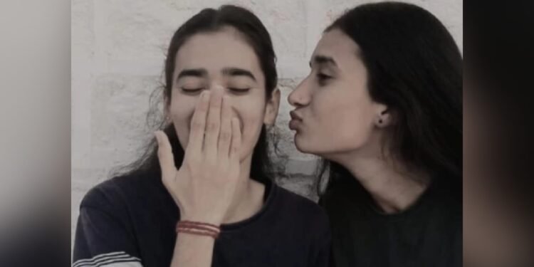 വിവാഹപ്പന്തലിൽ ദുരന്തം: സഹോദരിമാരായ വധുക്കൾ മരിച്ച നിലയിൽ; സംസ്കാരം തടഞ്ഞ് പോലീസ്. 1 വിവാഹപ്പന്തലിൽ ദുരന്തം: സഹോദരിമാരായ വധുക്കൾ മരിച്ച നിലയിൽ; സംസ്കാരം തടഞ്ഞ് പോലീസ്.