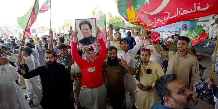 കളിക്കളത്തിലെ പോരാട്ടങ്ങൾക്കപ്പുറം; ഇമ്രാൻ ഖാനായി ഇതിഹാസങ്ങൾ ഒന്നിക്കുന്നു, പാകിസ്താനോട് നീതി ആവശ്യപ്പെട്ട് കപിലും ഗവാസ്കറും!